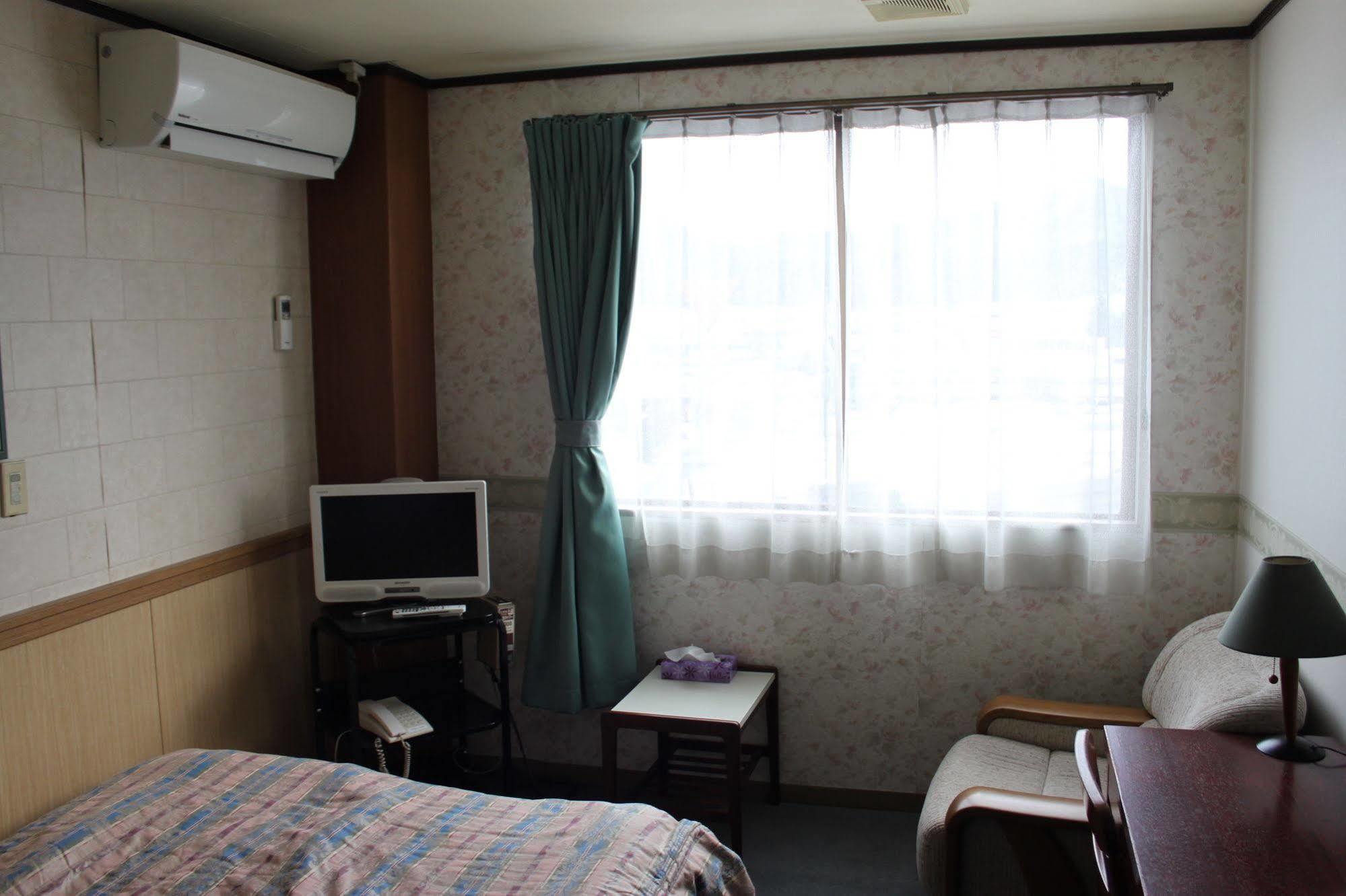 Business Hotel Fujimi Fujiyoshida Bagian luar foto